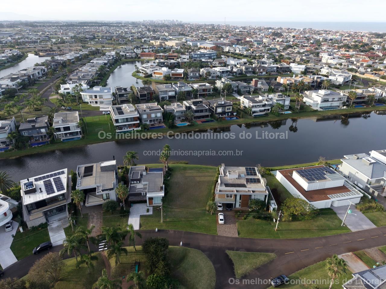 LOTE BEIRA LAGO À VENDA NO CONDOMÍNIO ENSEADA LAGOS | 504 m² | Xangri-Lá — Xangri-lá