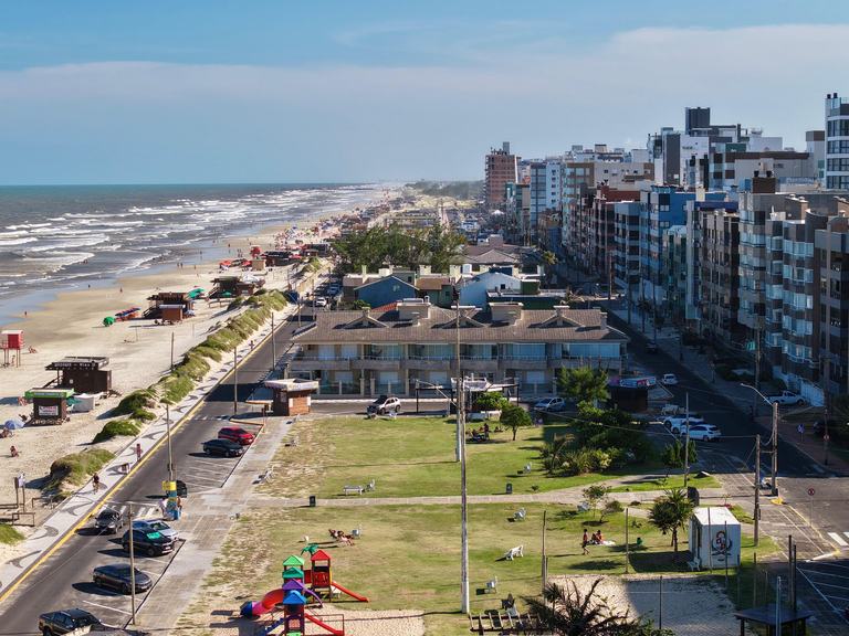 Praça do Avezon, orla e praia de Capão da Canoa vistas de cima