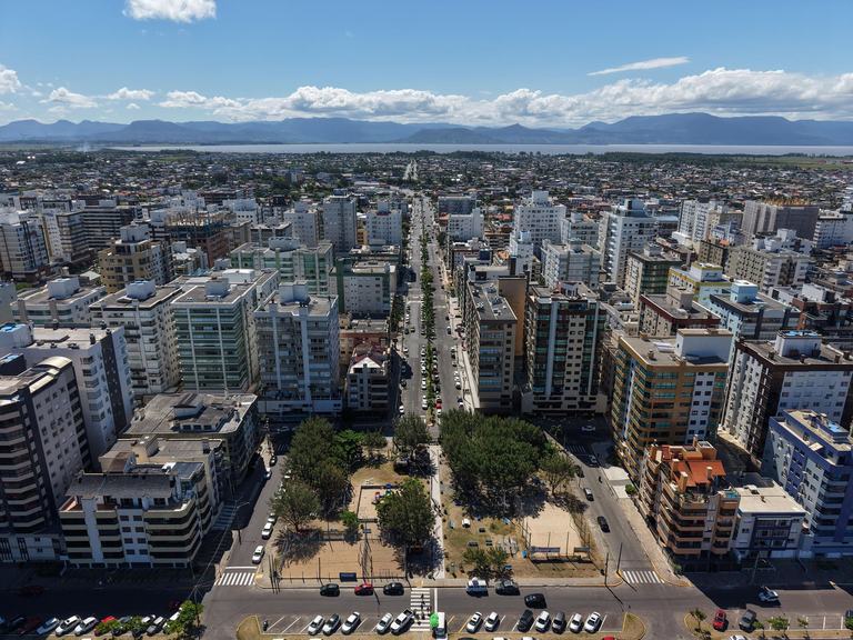 Praça Luís Bassani em Capão da Canoa com a área urbana e a lagoa ao fundo