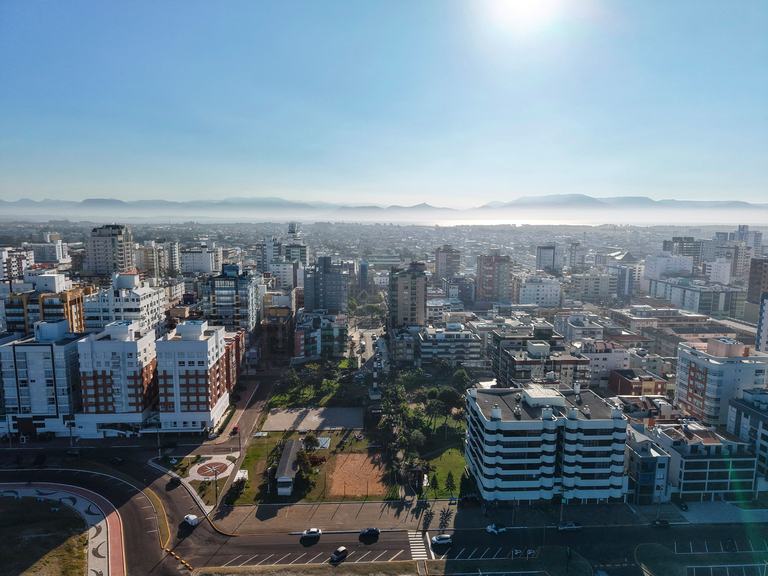 Vista urbana de Capão da Canoa com edifícios residenciais, ruas e áreas verdes